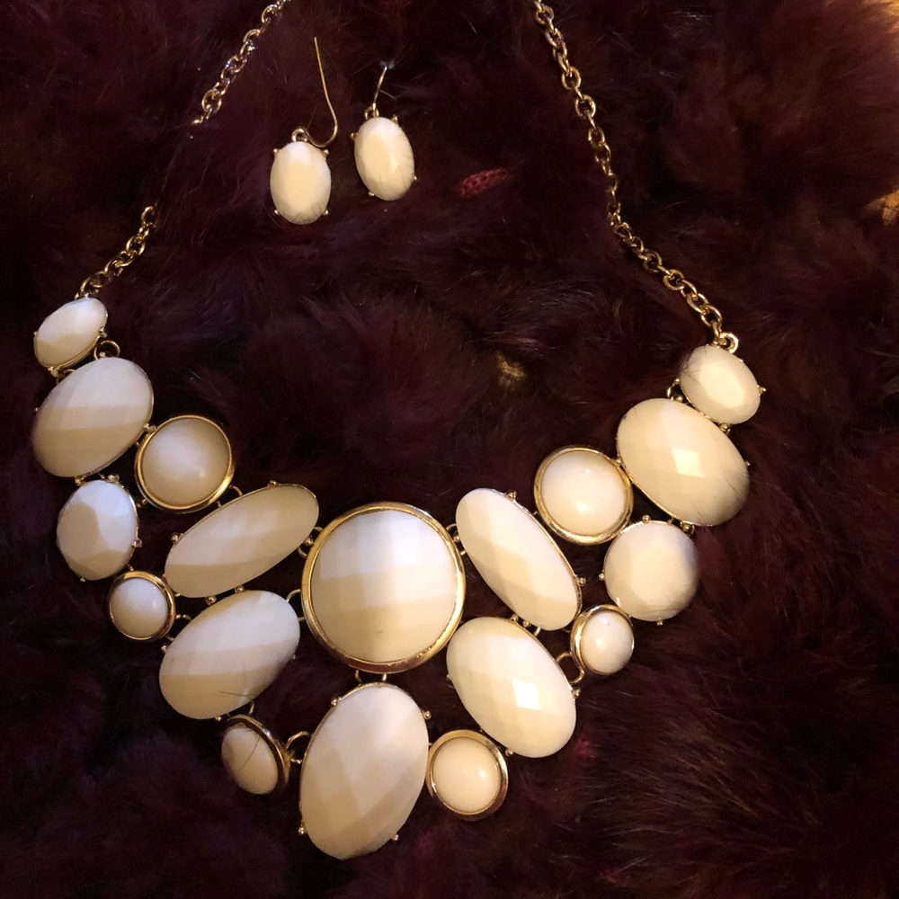 Necklace and earrings set excellent condition